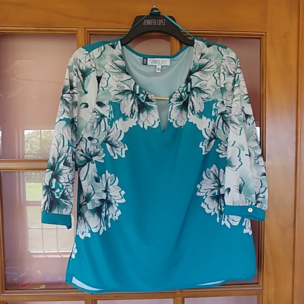 ⬇⬇NWOT...Jennifer Lopez Blouse - M